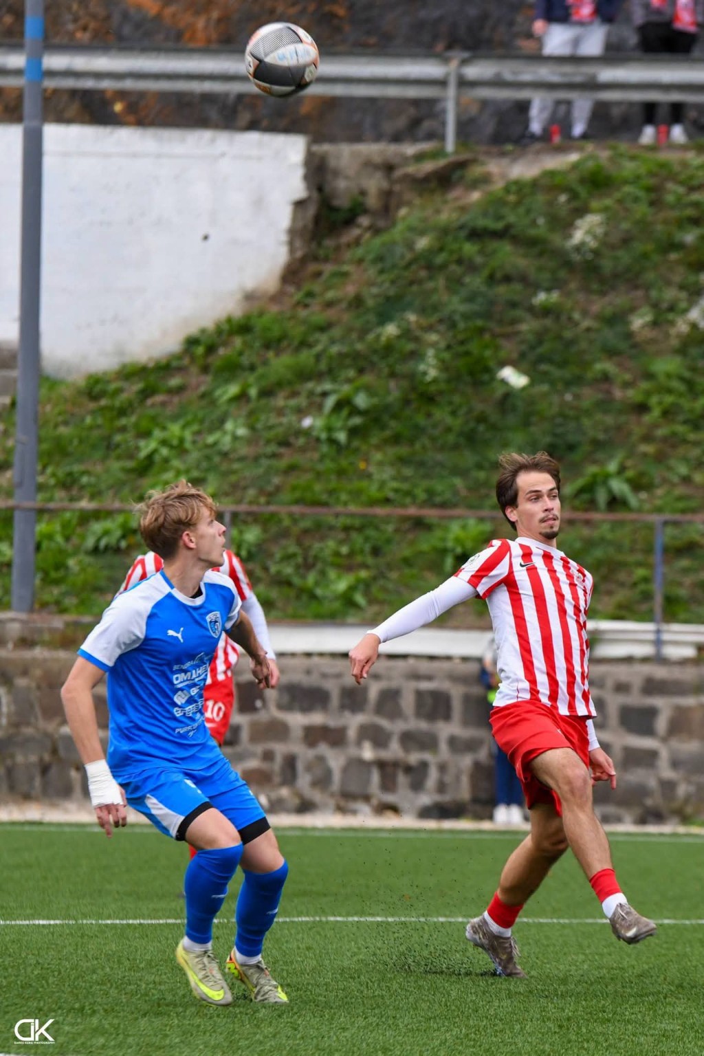 Igralca v dvoboju za žogo na tekmi proti Litiji